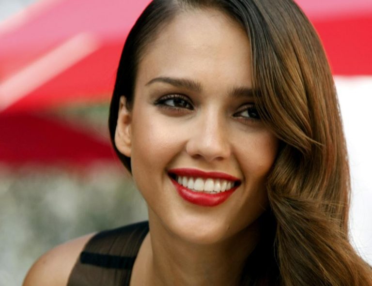 El desfigurado rostro de Jessica Alba que impacta en Internet