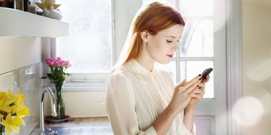 Mujer viendo un celular