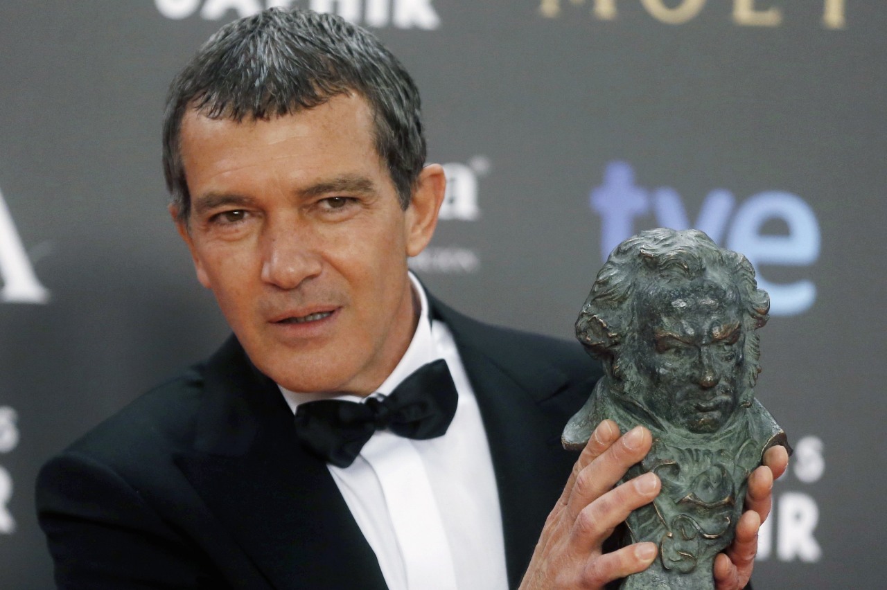 Antonio Banderas sosteniendo estatuilla Reuters