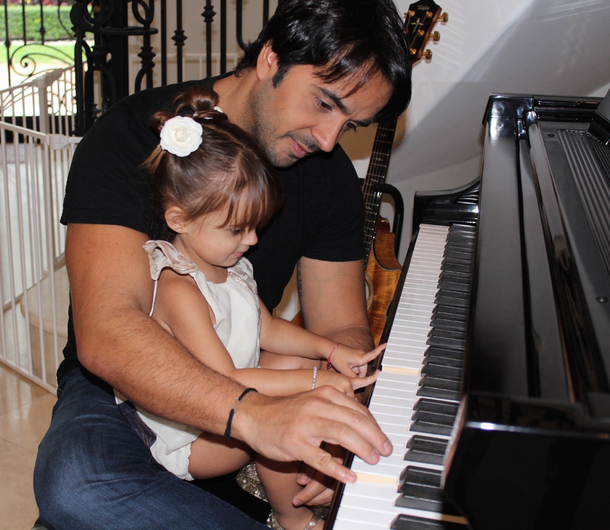 Luis Fonsi junto a su hija Mikaela. Foto con motivo de entrevista del Dia de los Padres / Suministrada