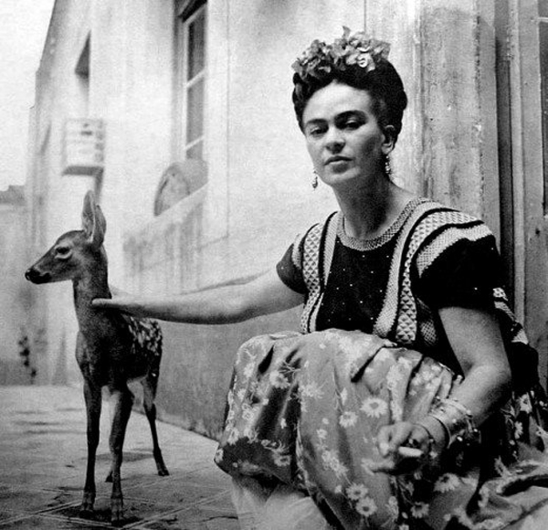 Frida Khalo tenía un pequeño ciervo. 