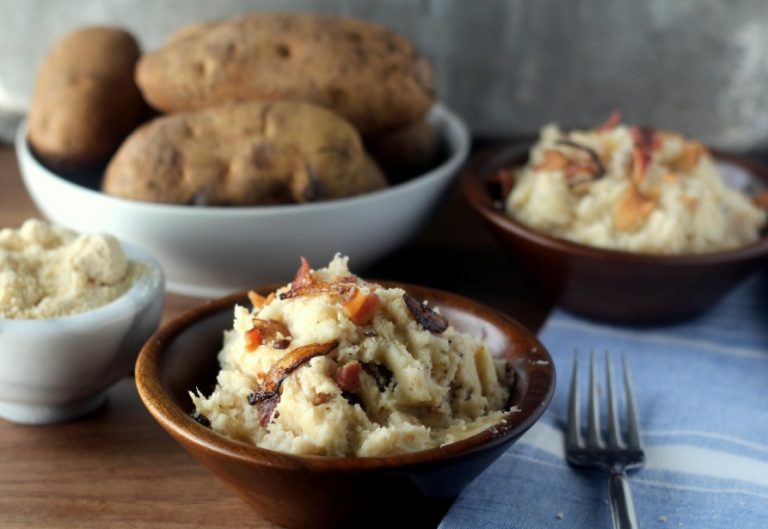 Atrévete con este puré de papas rústico con cebolla caramelizada y tocino —  FMDOS