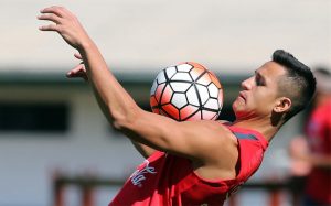 jugando a la pelota Alexis Sánchez