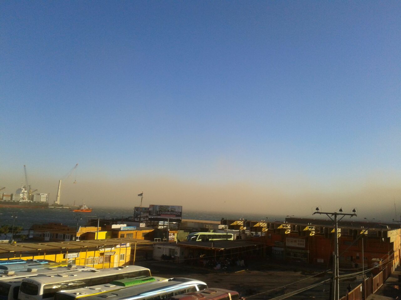 Iquique, aquí se puede ver una nube de arena arriba del mar. 