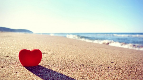 corazón en la playa