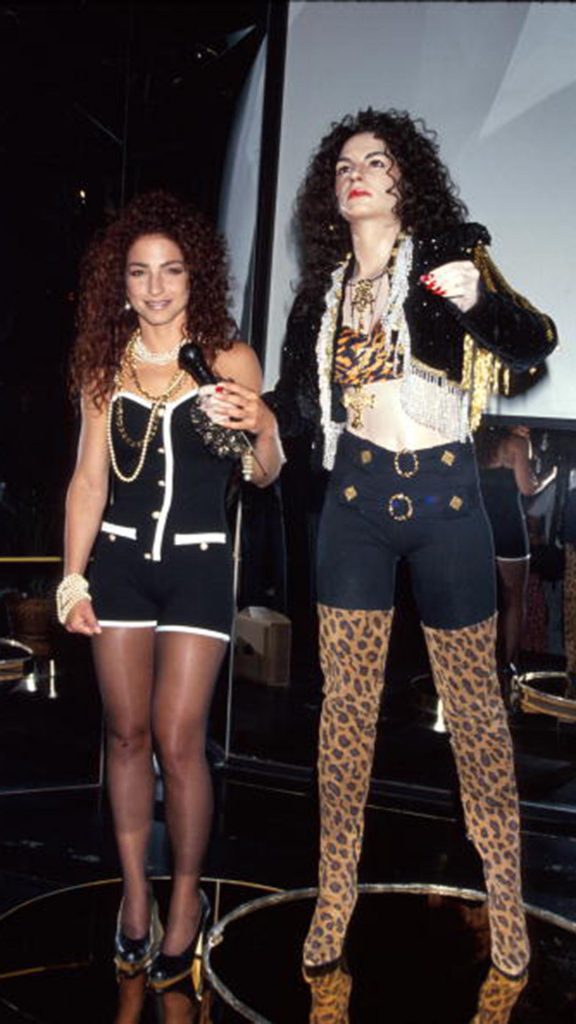 Singer Gloria Estefan (L) posing alongside wax figure of herself. (Photo by Time Life Pictures/DMI/The LIFE Picture Collection/Getty Images)