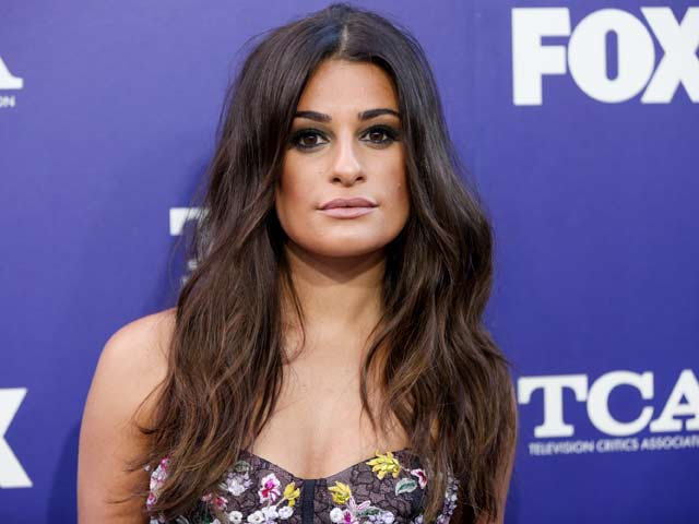 lea-michele-soltera-y-con-los-ojos-puestos-en