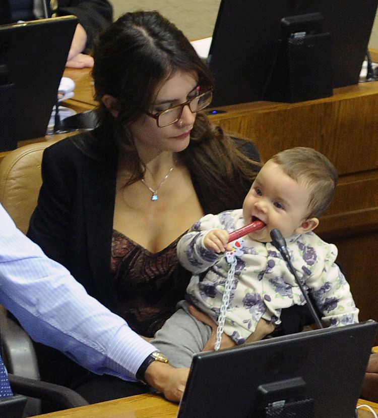 14 de Mayo de 2014/VALPARAISO La diputada Camila Vallejo PC , asiste a la votación con su hija Adela ,durante la discusión en particular del Proyecto de ley, de reforma tributaria, que modifica el sistema de tributación de la renta, e introduce diversos ajustes, en el sistema tributario. FOTO: PABLO OVALLE ISASMENDI /AGENCIAUNO