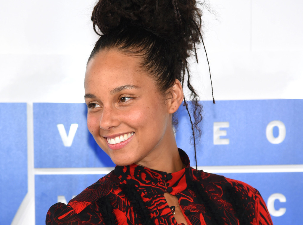 Actriz chilena se sumó a la tendencia sin maquillaje de Alicia Keys — FMDOS