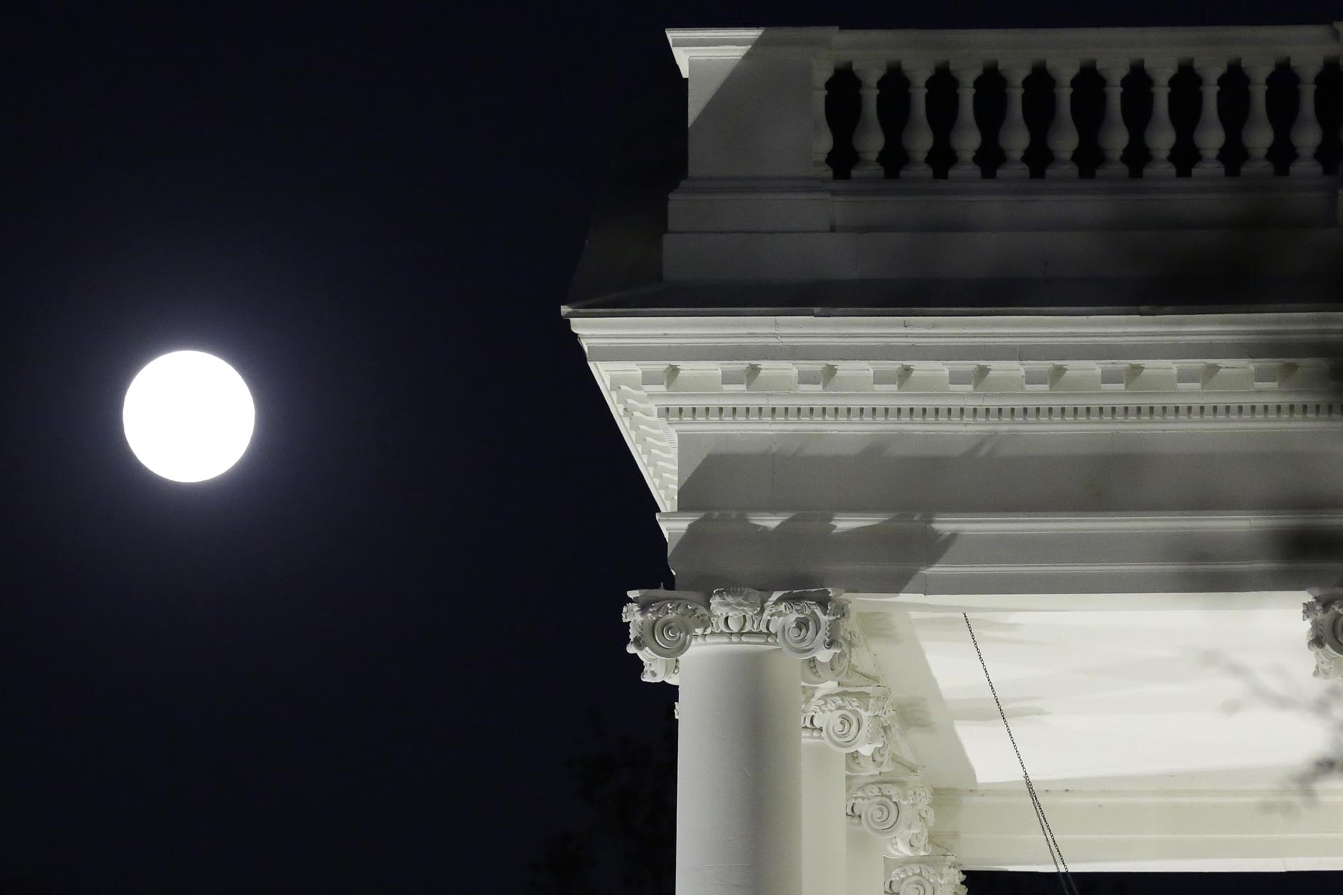 The moon rises over the White House in Washington on November 13, 2016. An unusually large and bright Moon will adorn the night sky on Monday, November 14, 2016 -- the closest "supermoon" to Earth in 68 years and a chance for dramatic photos and spectacular surf. / AFP PHOTO / YURI GRIPAS