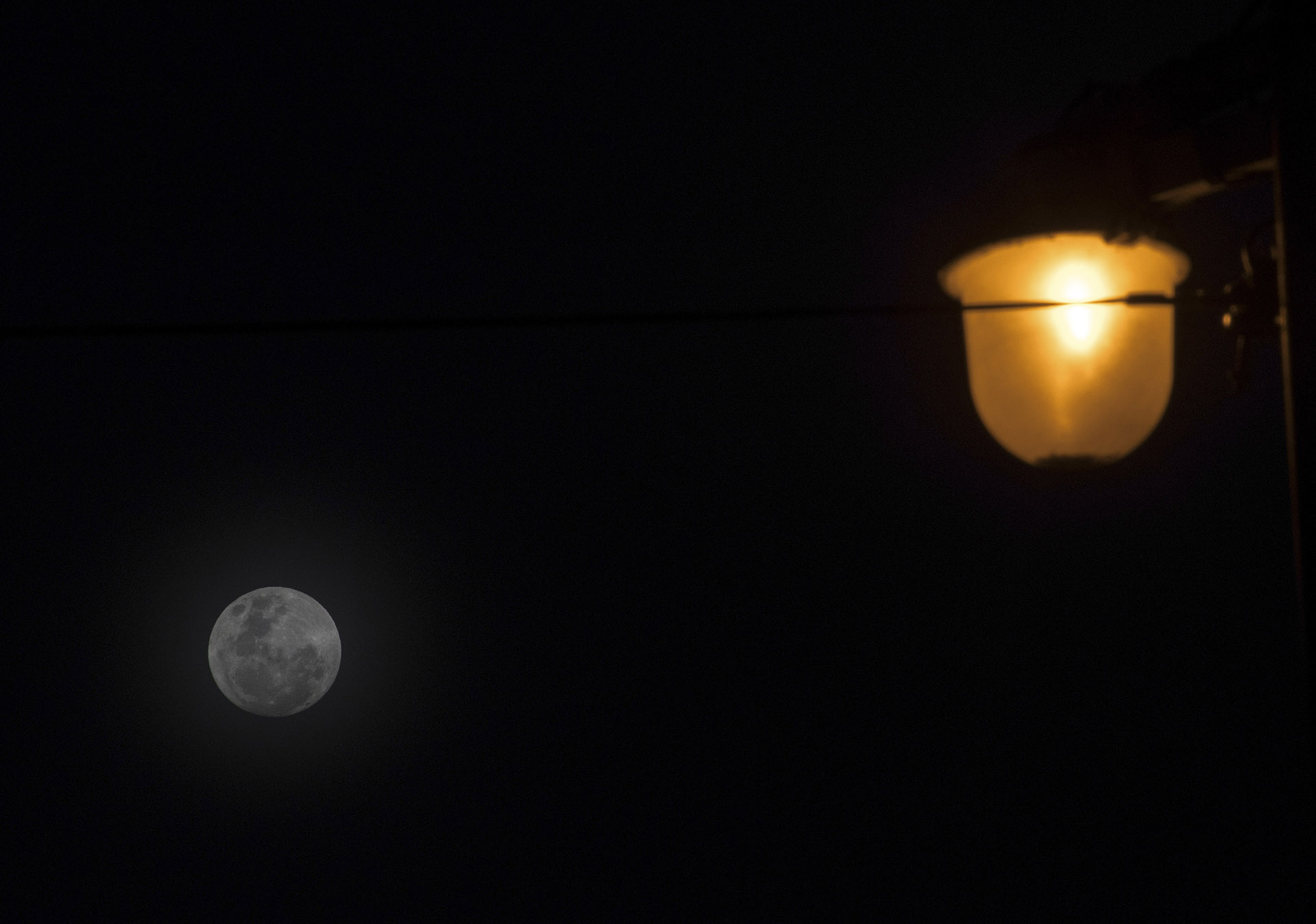 Buenos Aires: La Luna alcanza su perigeo o punto más cercano a la Tierra cada 27 días, pero tres o cuatro veces al año se acerca más de lo habitual, coincidiendo con la luna llena, fenómeno que sucede desde esta noche y que no se repetirá hasta noviembre de 2034, precisó la NASA. Foto: Carlos Brigo/Télam/cf 13/11/2016