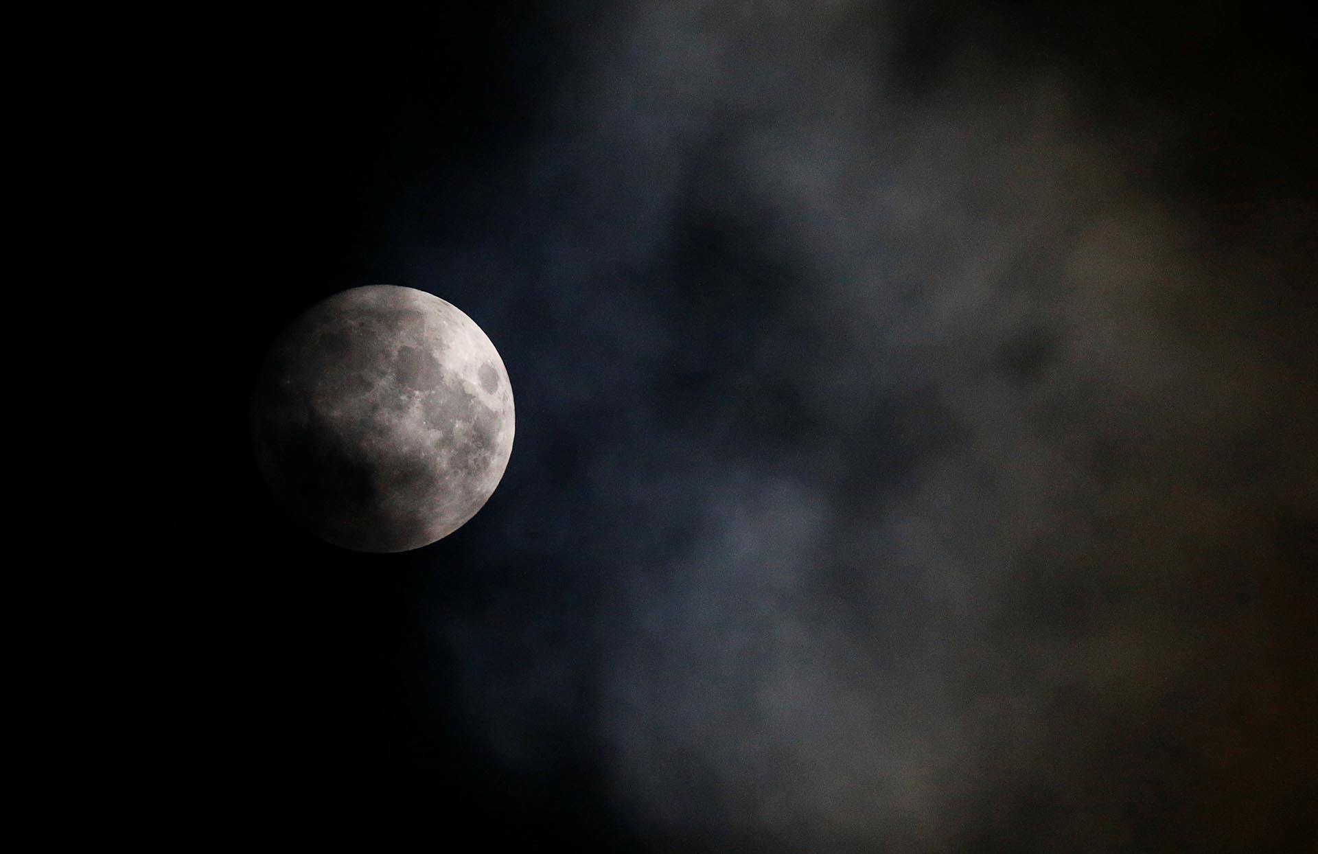 The moon appears in the sky a day before the "supermoon" spectacle in Vienna, Austria, November 13, 2016. REUTERS/Leonhard Foeger