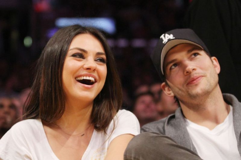 Ashton y Mila en un partido de basquetball