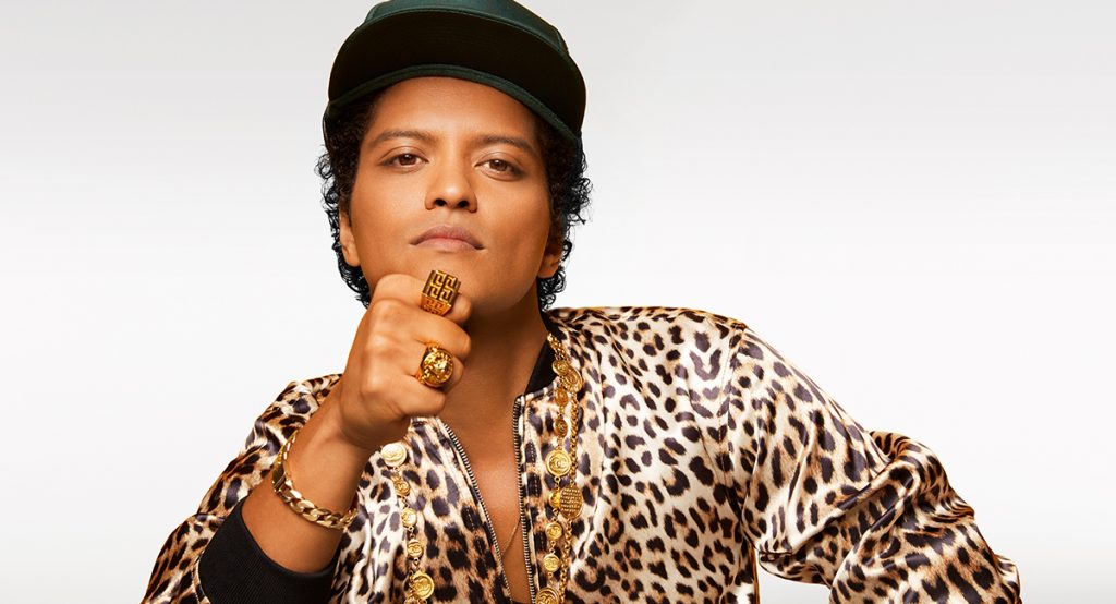 Bruno Mars en fondo blanco