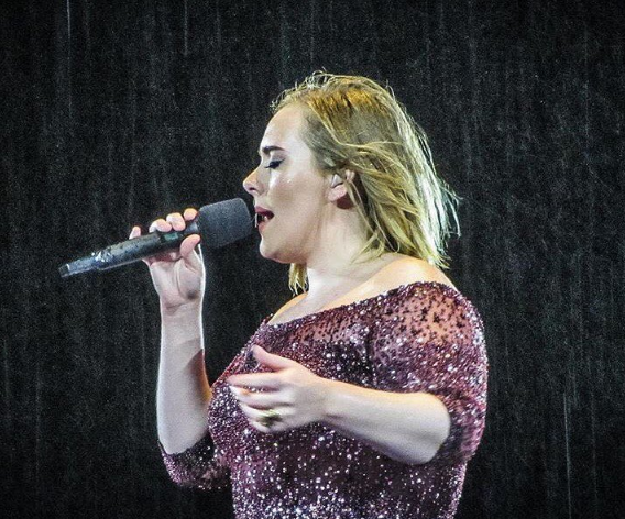 Adele cantando bajo la lluvia