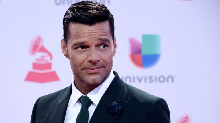 Ricky Martin en la alfombra roja de los grammy latino