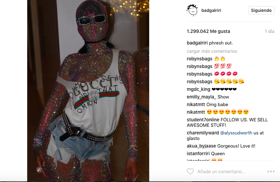 Rihanna es una de las celebridades que más marca tendencia, ya que cada uno de sus atuendos llaman siempre la atención en los eventos. Esta vez, la artista asistió al famoso festival Coachella, donde lo que más llamó la atención fue la vestimenta de la chica de Barbados. Usó una malla Gucci cubierta de brillantes sobre los cuales vistió un short y una polera. Esta fue presentada en la colección otoño- invierno de la marca. En redes sociales hay quienes la aplaudieron, mientras que otros dijeron que esta vez no lució su mejor look. ¿A ti qué te parece?