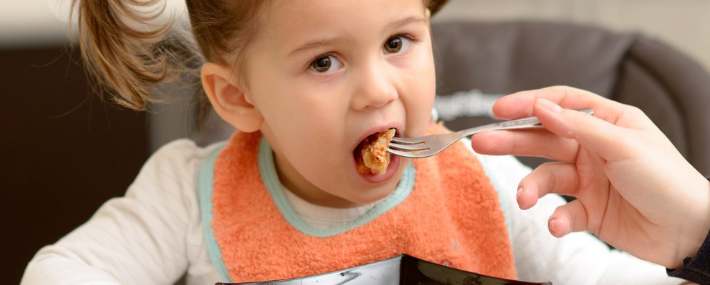 Niña comiendo