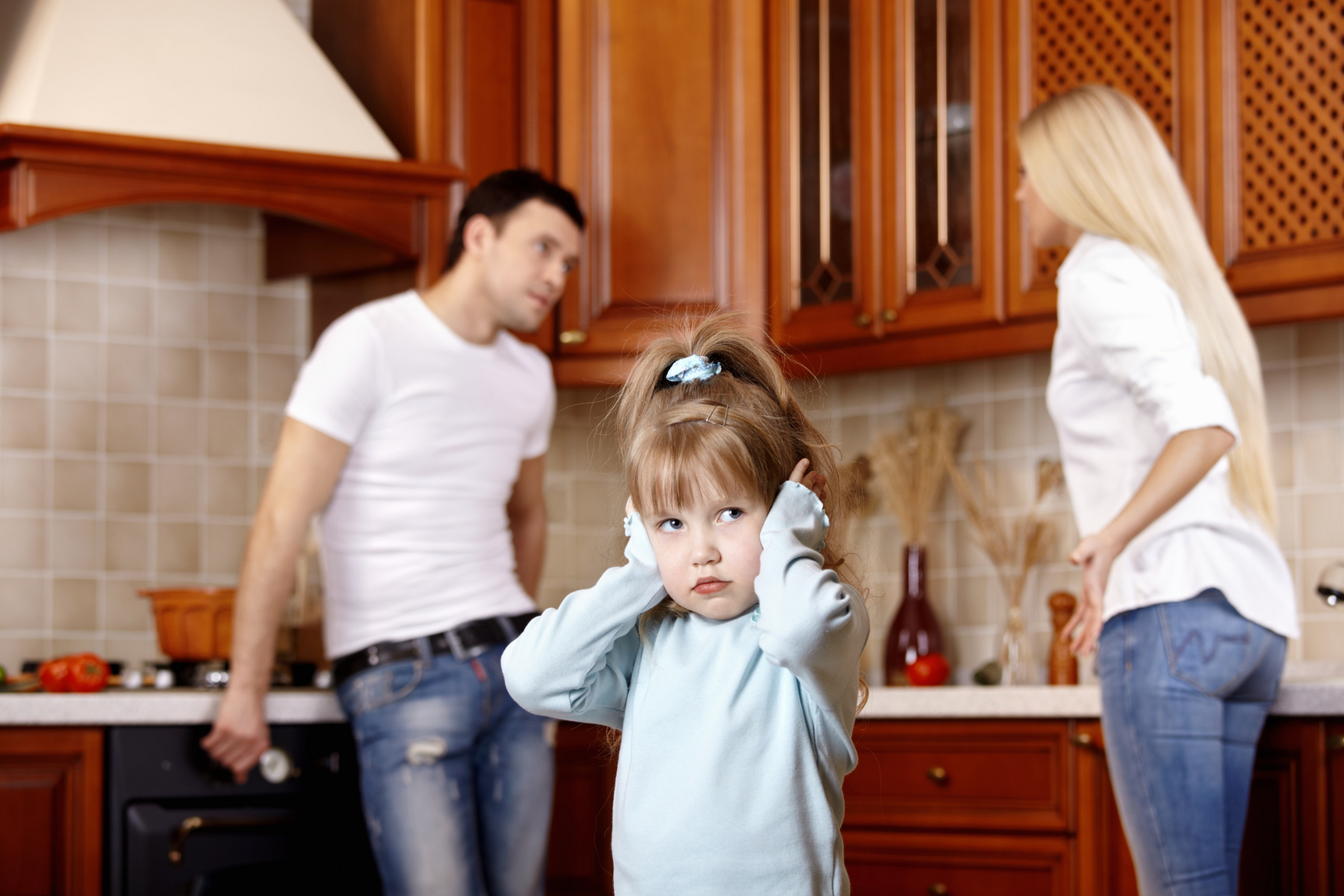 Discusión de pareja frente a los niños