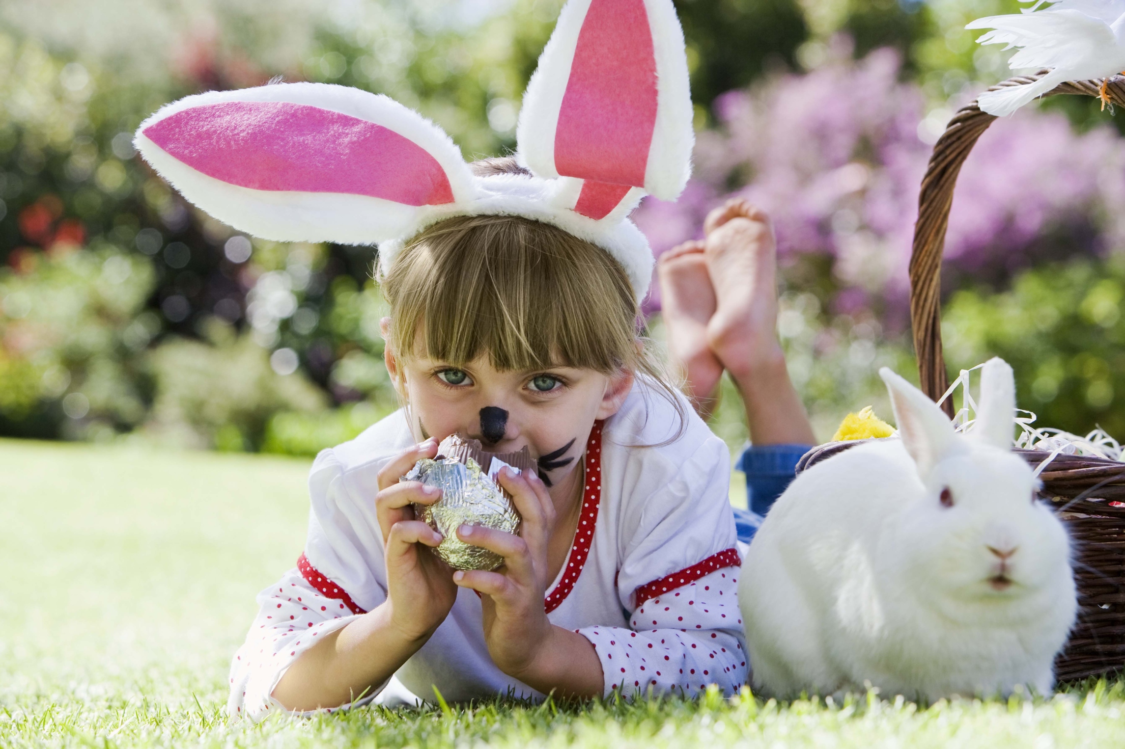 Niño comiendo huevitos de pascua