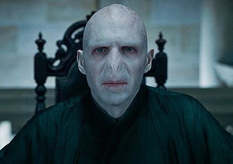 Voldemort sentado en una silla