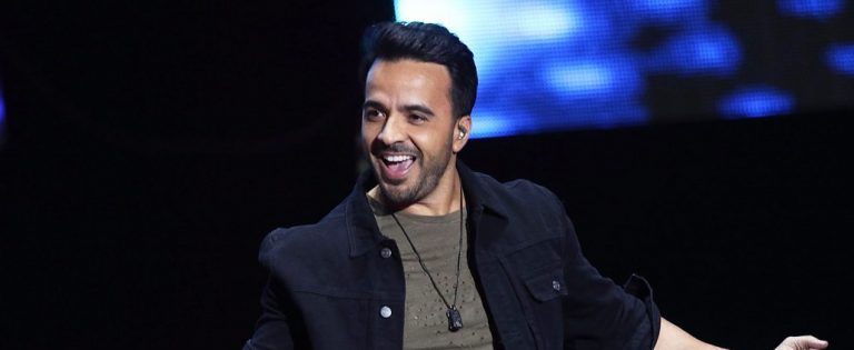 Luis Fonsi sonriendo