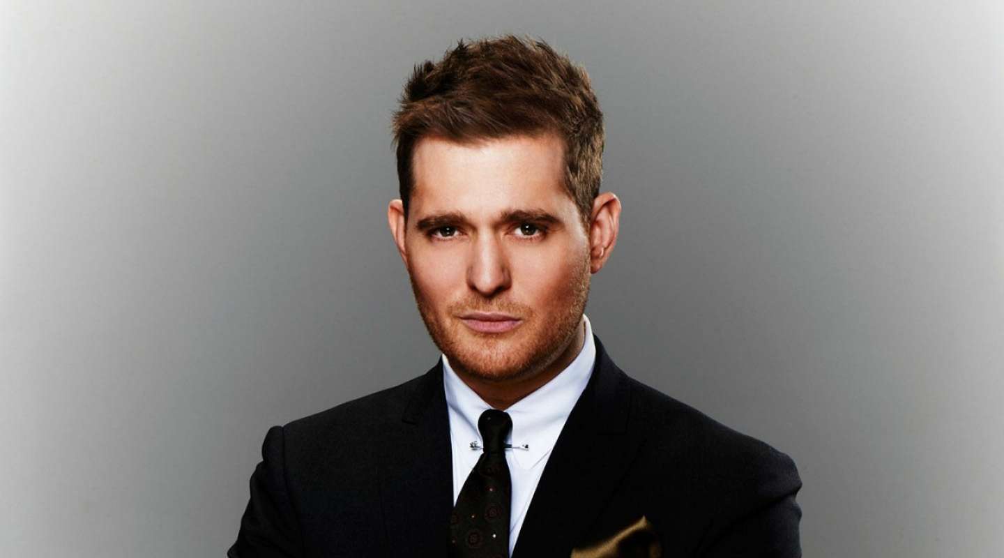 Michael Buble en fondo gris