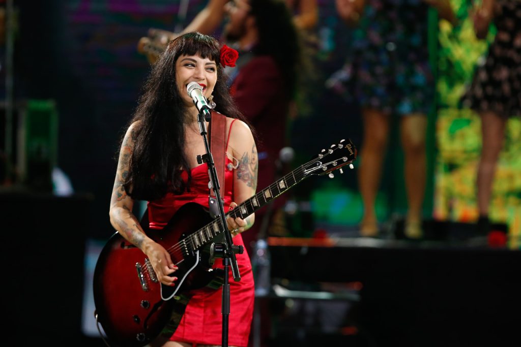 Mon Laferte firmó autógrafos por 8 horas