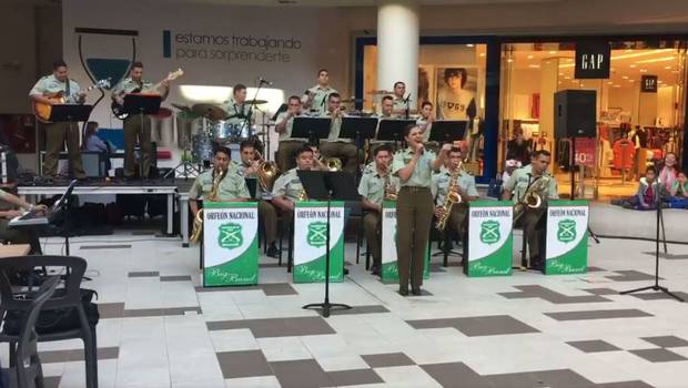 Carabineros tocando en un mall