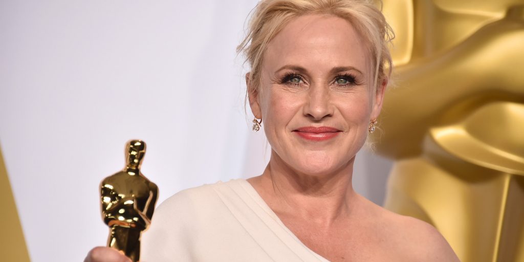 Patricia Arquette posando con el Oscar ganado el 2015