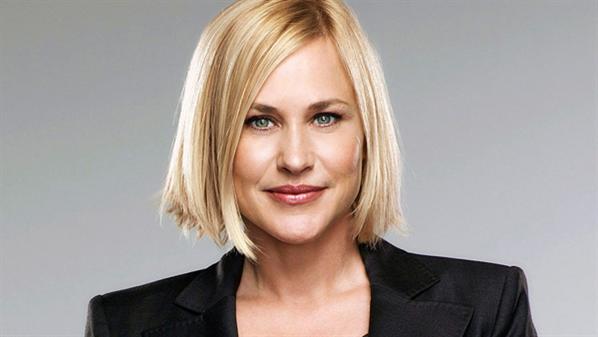 Patricia Arquette en fondo gris