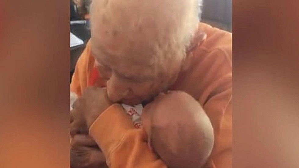 ¡Aww! Mira la reacción de un hombre de 105 años al ver a su bisnieto