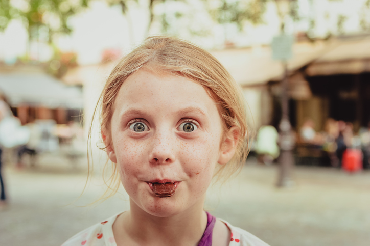 Niña con la boca manchada de chocolate