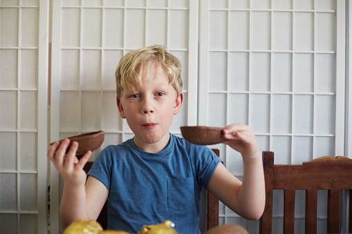 Niño con huevitos de chocolate