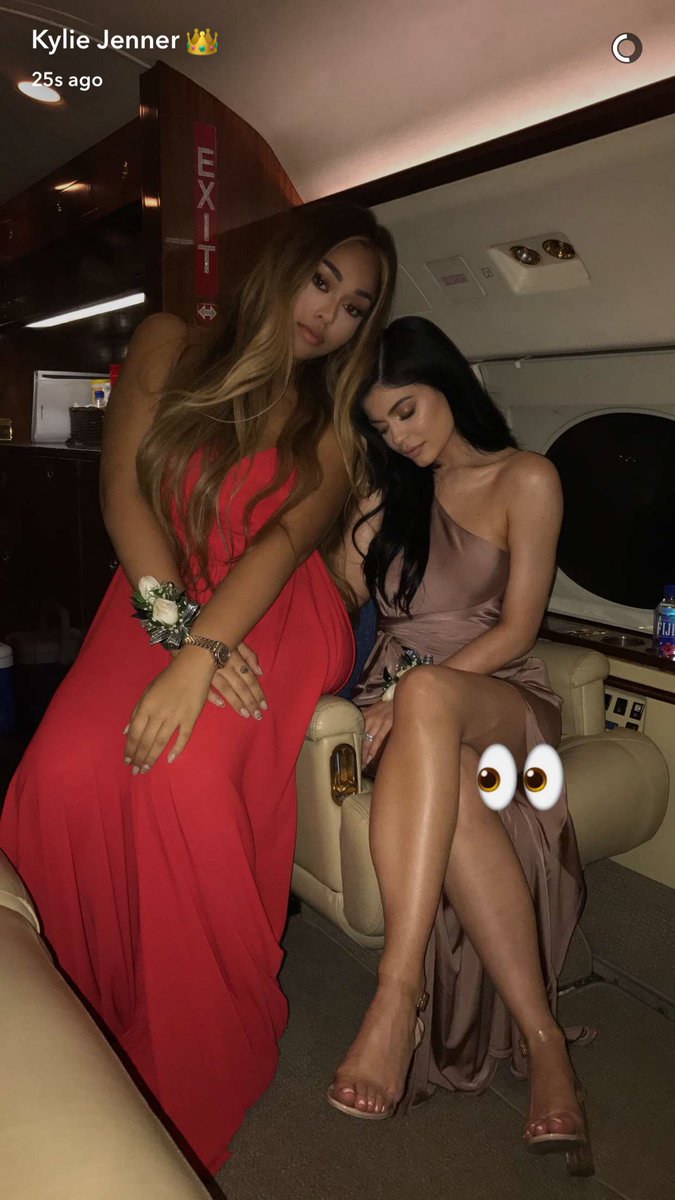 Kylie y su amiga viajando en un avión