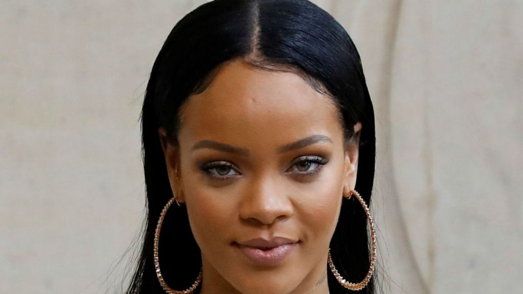 Rihanna es una de las celebridades que más marca tendencia, ya que cada uno de sus atuendos llaman siempre la atención en los eventos. Esta vez, la artista asistió al famoso festival Coachella, donde lo que más llamó la atención fue la vestimenta de la chica de Barbados. Usó una malla Gucci cubierta de brillantes sobre los cuales vistió un short y una polera. Esta fue presentada en la colección otoño- invierno de la marca. En redes sociales hay quienes la aplaudieron, mientras que otros dijeron que esta vez no lució su mejor look. ¿A ti qué te parece?