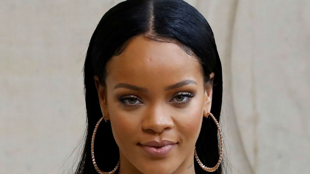 Rihanna es una de las celebridades que más marca tendencia, ya que cada uno de sus atuendos llaman siempre la atención en los eventos. Esta vez, la artista asistió al famoso festival Coachella, donde lo que más llamó la atención fue la vestimenta de la chica de Barbados. Usó una malla Gucci cubierta de brillantes sobre los cuales vistió un short y una polera. Esta fue presentada en la colección otoño- invierno de la marca. En redes sociales hay quienes la aplaudieron, mientras que otros dijeron que esta vez no lució su mejor look. ¿A ti qué te parece?