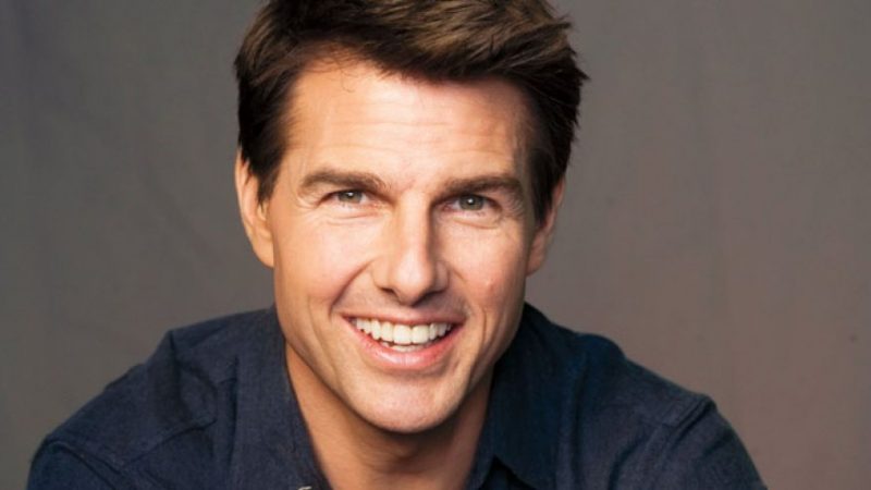 Tom Cruise en un fondo gris