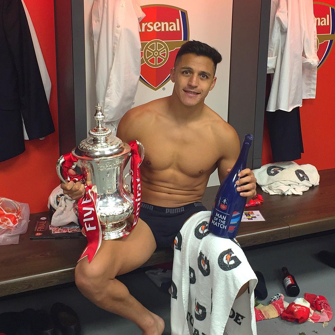 Alexis Sánchez celebra nuevo título en Inglaterra al ritmo de 