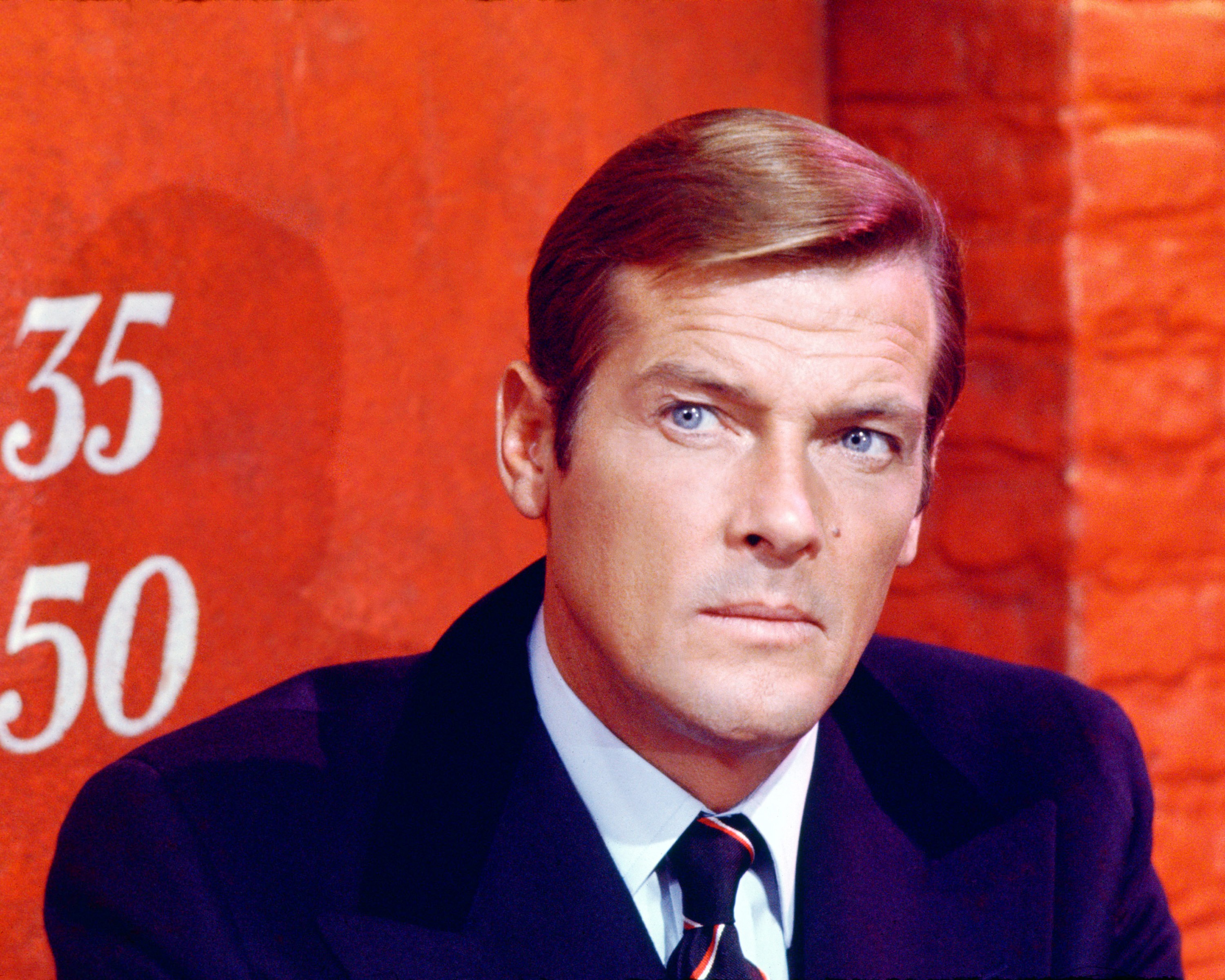 Roger Moore como James Bond