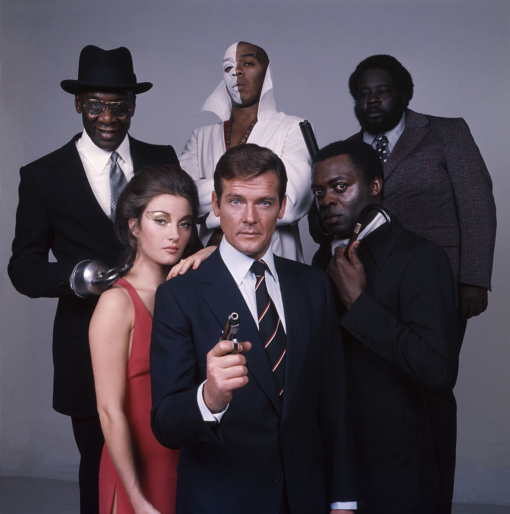 Roger Moore como James Bond