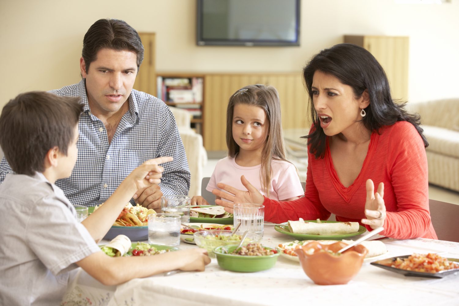 Niños peleando por comida