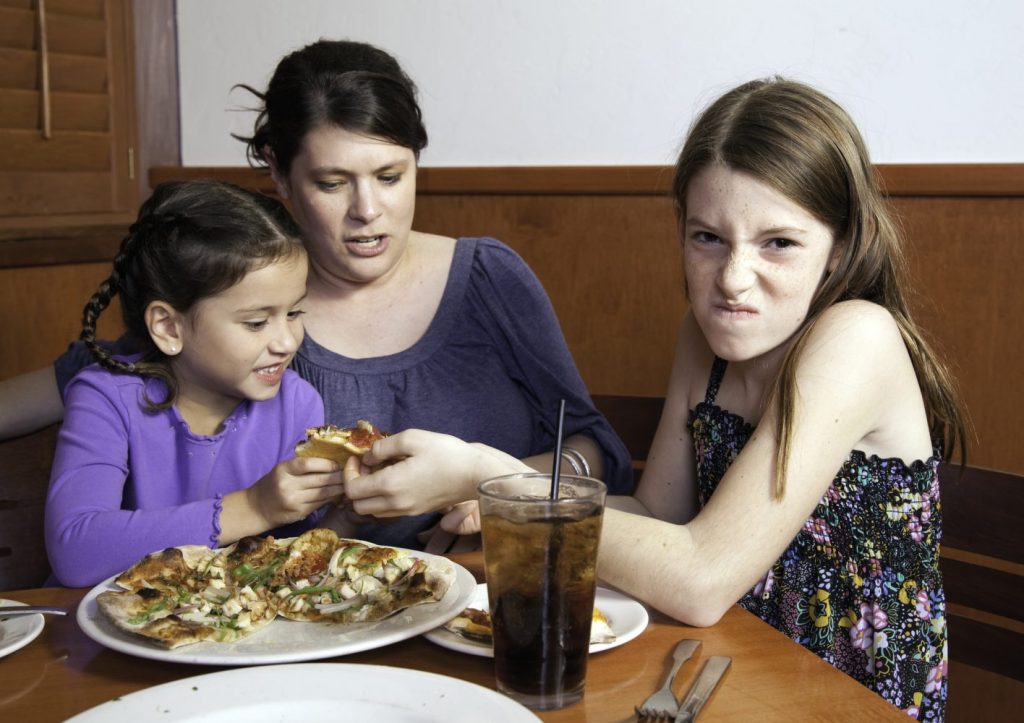 Niños peleando por comida