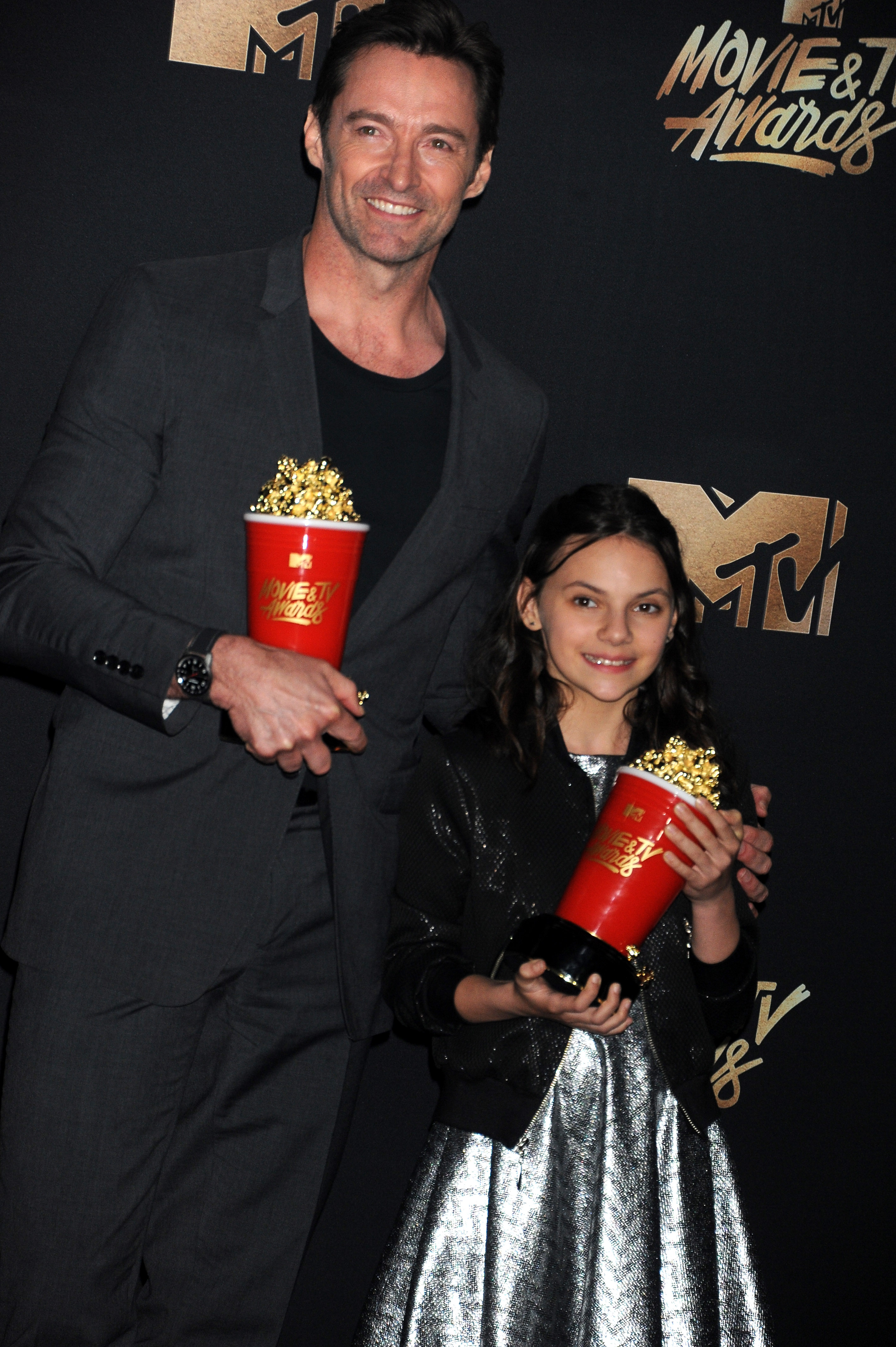 Hugh Jackman y Dafne Keen en los MTV Movie & TV Awards 2017