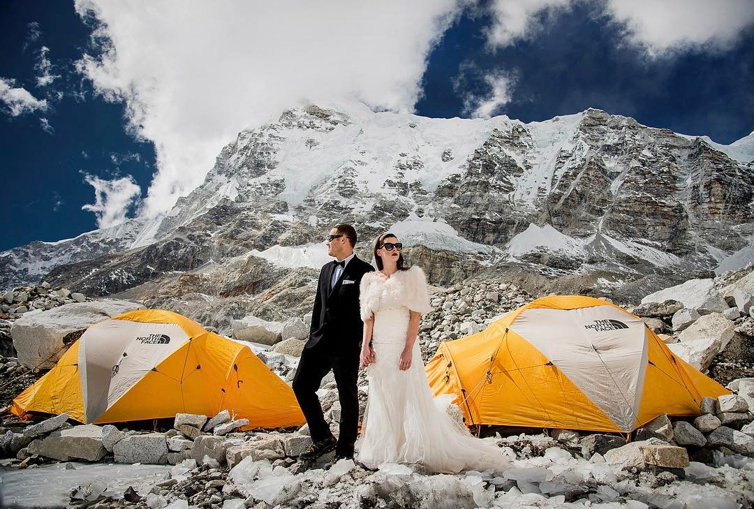 Ashley Schmieder y James Sisson en el monte Everest