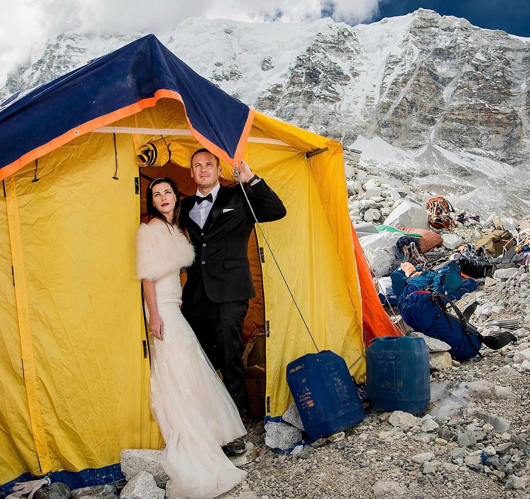 Ashley Schmieder y James Sisson en el monte Everest