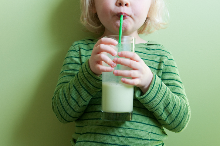 Alerta alimentaria por presencia de bacteria en leche