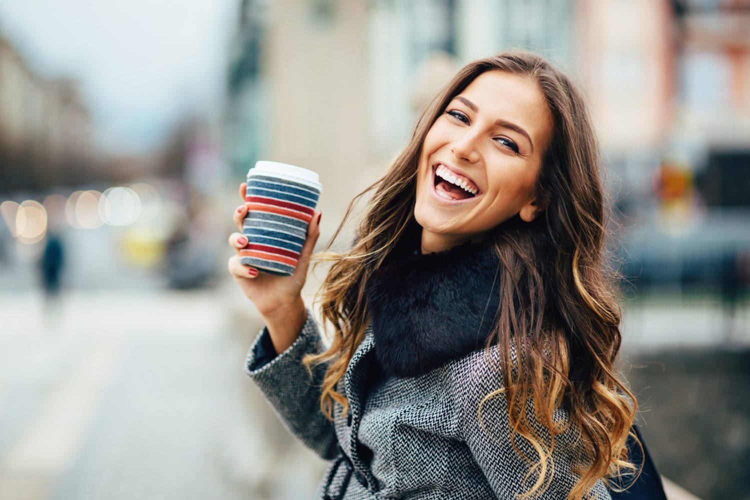 Mujer con una taza