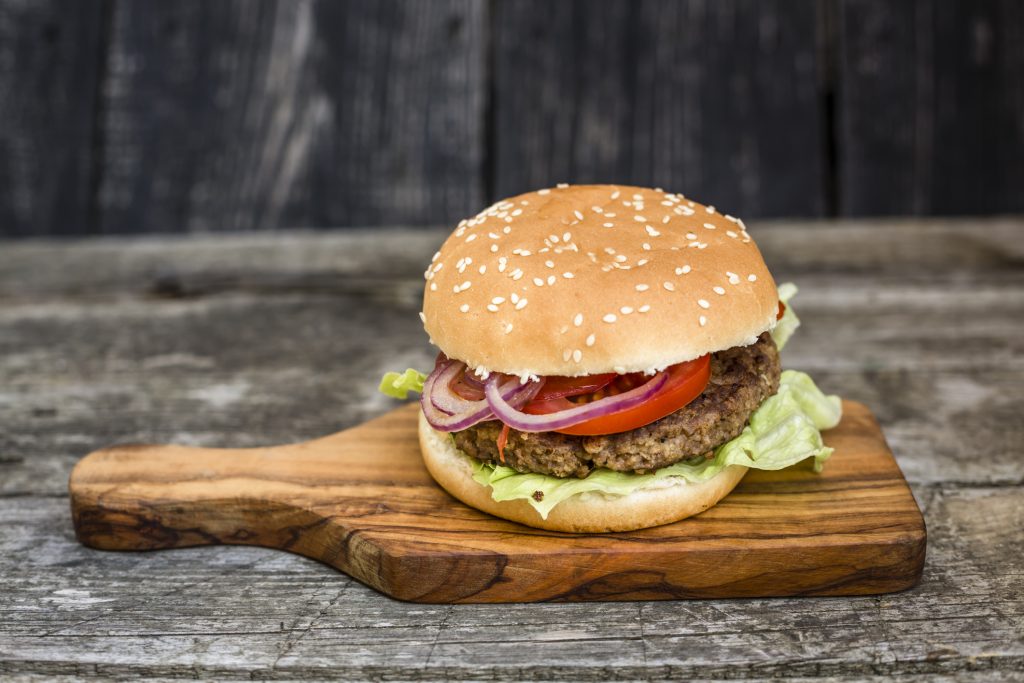 Joven comió hamburguesas todos los días durante casi dos años y este fue el resultado