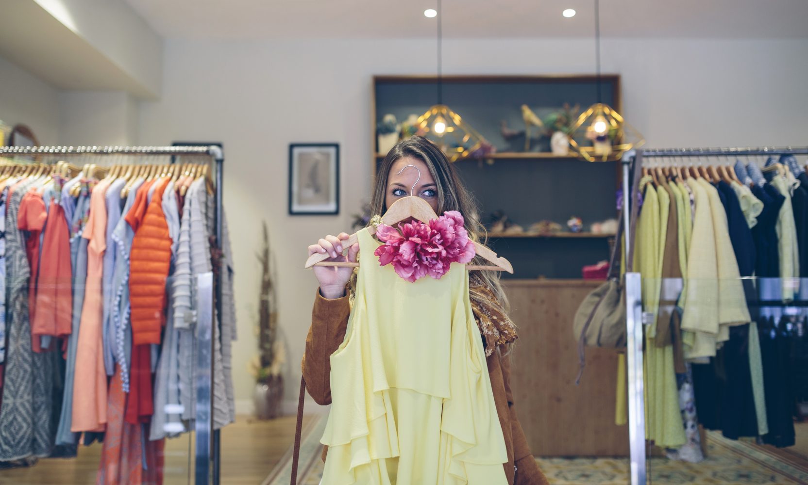 Mujer buscando ropa